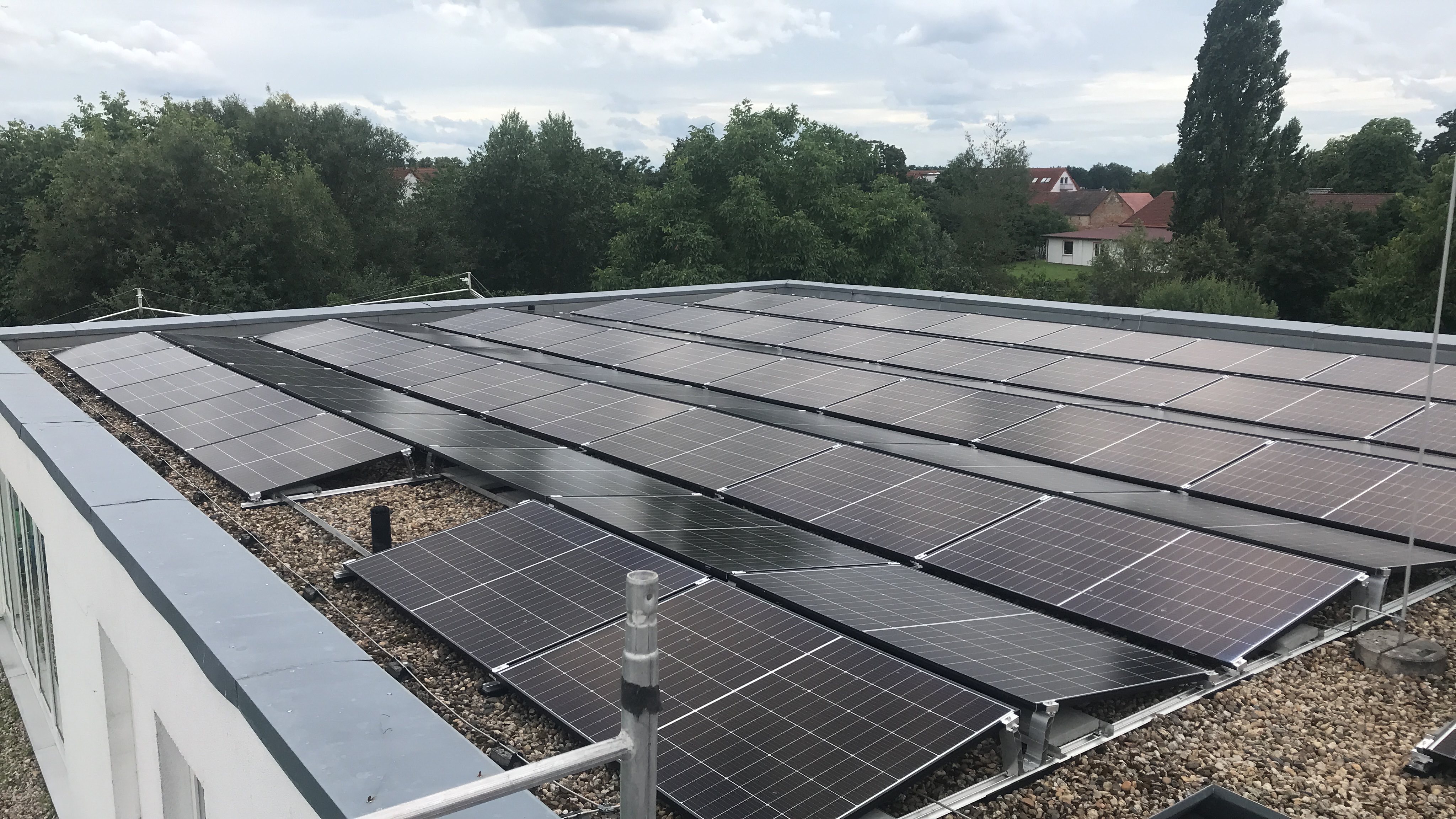 Flachdach mit Kieseindeckung in OstWest-Ausrichtung